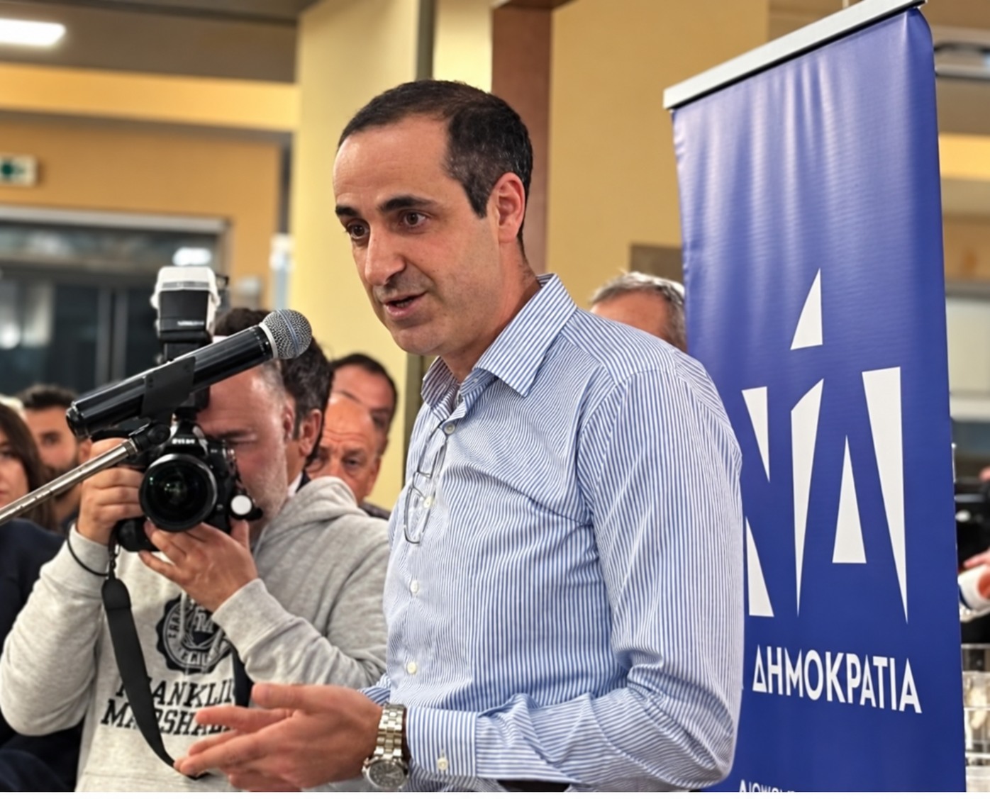 Ο Γρηγόρης Δημητριάδης στο μικρόφωνο σε εκδήλωση της Νέας Δημοκρατίας